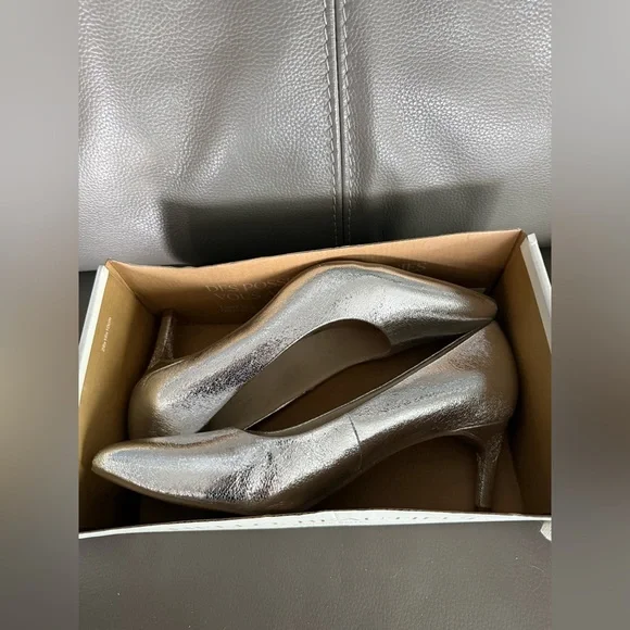Life Stride Silver Pointed Toe Flats. Size 8.5 - Picture 7 of 7